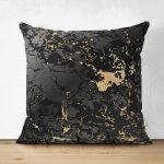 - Suet-K-7226-Gorsel1 - Realhomes Çift Taraflı Siyah Zeminde Gold Renkli Çizim Desenli Dijital Baskılı Modern Süet Yastık Kılıfı Realhomes