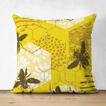 - Suet-K-7308-Gorsel1 - Realhomes Çift Taraflı Sarı Zemin Üzerinde Petek Desenli Arı Motifli Dijital Baskılı Modern Süet Yastık Kılıfı Realhomes