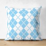 - Suet-K-7317-Gorsel1 - Realhomes Çift Taraflı Mavi Zemin Üzerinde Kare Desenli Dijital Baskılı Modern Süet Yastık Kırlent Kılıfı Realhomes