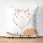 - Suet-K-7351-Gorsel1 - Realhomes Çift Taraflı Beyaz Zemin Üzerinde Onedraw Çizimli Baykuş Desenli Süet Yastık Kırlent Kılıfı Realhomes