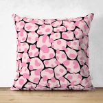 - Suet-K-7364-Gorsel1 - Realhomes Çift Taraflı Siyah Zemin Üzerinde Pembe Renkli Puantiye Desenli Modern Süet Yastık Kırlent Kılıfı Realhomes