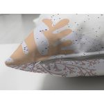 - Suet-K-7373-Gorsel3 - Realhomes Çift Taraflı Beyaz Zemin Üzerinde Onedraw Çizimli Bayan Silüeti Modern Süet Yastık Kırlent Kılıfı Realhomes