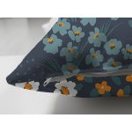 - Suet-K-7440-Gorsel3 - Realhomes Çift Taraflı Renkli Zeminde Onedraw Çizimli Çiçek Desenli Dijital Baskılı Modern Süet Kırlent Kılıfı Realhomes