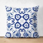 - Suet-K-7529-Gorsel1 - Realhomes Çift Taraflı Beyaz Zeminli Çini Desenli Dijital Baskılı Modern Süet Yastık Kırlent Kılıfı Realhomes