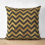 Çift Taraflı Siyah Zemin Üzerinde Gold Renkli Zigzag Desenli Modern Süet Yastık Kırlent Kılıfı Realhomes