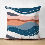 - Suet-K-7590-Gorsel1 - Realhomes Çift Taraflı Renkli Zemin Üzerinde Geometrik Çizim Dijital Baskılı Modern Süet Yastık Kırlent Kılıfı Realhomes