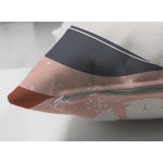 - Suet-K-7590-Gorsel3 - Realhomes Çift Taraflı Renkli Zemin Üzerinde Geometrik Çizim Dijital Baskılı Modern Süet Yastık Kırlent Kılıfı Realhomes