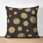 - Suet-K-7661-Gorsel1 - Realhomes Çift Taraflı Siyah Zemin Üzerinde Gold Renkli Geometrik Desenli Modern Süet Yastık Kırlent Kılıfı Realhomes