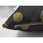 - Suet-K-7661-Gorsel3 - Realhomes Çift Taraflı Siyah Zemin Üzerinde Gold Renkli Geometrik Desenli Modern Süet Yastık Kırlent Kılıfı Realhomes