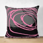 - Suet-K-7677-Gorsel1 - Realhomes Çift Taraflı Gri Siyah Zemin Üzerinde Pembe Renkli Geometrik Desen Süet Yastık Kırlent Kılıfı Realhomes