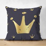 - Suet-K-7694-Gorsel1 - Realhomes Çift Taraflı Siyaz Zemin Üzerinde Gold Detaylı Taç Desenli Dijital Baskılı Modern Süet Yastık Kılıfı Realhomes