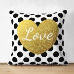 - Suet-K-7695-Gorsel1 - Realhomes Çift Taraflı Beyaz Zemin Üzerinde Puantiyeli Gold Detaylı Love Yazılı Süet Yastık Kırlent Kılıfı Realhomes