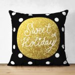 - Suet-K-7697-Gorsel1 - Realhomes Çift Taraflı Siyah Zemin Üzerinde Gold Detaylı Sweet Holiday Yazılı Süet Yastık Kırlent Kılıfı Realhomes