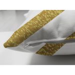 - Suet-K-7699-Gorsel3 - Realhomes Çift Taraflı Beyaz Zemin Üzerinde Gold Detaylı Merry Christmas Yazılı Süet Yastık Kırlent Kılıfı Realhomes