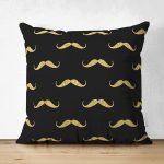 - Suet-K-7702-Gorsel1 - Realhomes Çift Taraflı Siyah Zeminli Gold Detaylı Çizim Dijital Baskılı Modern Süet Yastık Kırlent Kılıfı Realhomes