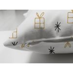 - Suet-K-7721-Gorsel3 - Realhomes Çift Taraflı Beyaz Zemin Üzerinde Gold Renkli Hediye Paketi Desenli Süet Yastık Kırlent Kılıfı Realhomes