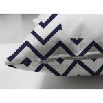 - Suet-K-7728-Gorsel3 - Realhomes Çift Taraflı Beyaz Zemin Üzerinde Geometrik Çizimli Çapa Desenli Süet Yastık Kırlent Kılıfı Realhomes