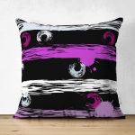 - Suet-K-7743-Gorsel1 - Realhomes Çift Taraflı Siyah Zemin Üzerinde Renkli Çizgi Zemin Desenli Modern Süet Yastık Kırlent Kılıfı Realhomes