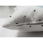 Çift Taraflı Beyaz Zemin Üzerinde Gold Detaylı Renkli Puantiye Desenli Süet Yastık Kırlent Kılıfı Realhomes