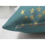 Çift Taraflı Renkli Zemin Üzerinde Gold Detaylı Merry Christmas Yazılı Süet Yastık Kırlent Kılıfı Realhomes