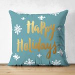 - Suet-K-7861-Gorsel1 - Realhomes Çift Taraflı Renkli Zeminli Beyaz Kartanesi Desenli Gold Renkli Happy Holidays Süet Yastık Kılıfı Realhomes