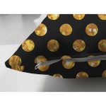 - Suet-K-7870-Gorsel3 - Realhomes Çift Taraflı Siyah Zeminli Gold Renkli Puantiyeli Dijital Baskılı Modern Süet Yastık Kırlent Kılıfı Realhomes