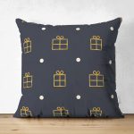 - Suet-K-7873-Gorsel1 - Realhomes Çift Taraflı Renkli Zemin Üzerinde Gold Renkli Hediye Paketi Desenli Süet Yastık Kırlent Kılıfı Realhomes