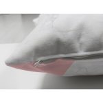 Çift Taraflı Beyaz Zemin Üzerinde Geometrik Desenli Kalp Motifli Süet Yastık Kırlent Kılıfı Realhomes