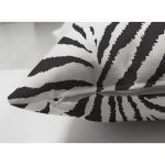 - Suet-K-7998-Gorsel3 - Realhomes Çift Taraflı Beyaz Zemin Üzerinde Soyut Siyah Renkli Yaprak Motifli Süet Yastık Kırlent Kılıfı Realhomes