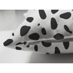 - Suet-K-8002-Gorsel3 - Realhomes Çift Taraflı Renkli Zemin Üzerinde Siyah Geometrik Çizimli Dijital Baskılı Modern Süet Yastık Kılıfı Realhomes