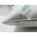 - Suet-K-8019-Gorsel3 - Realhomes  Çift Taraflı Beyaz Zemin Üzerinde Renkli Deniz Atı Desenli Dijital Baskılı Modern Süet Yastık Kılıfı Realhomes