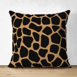 - Suet-K-8041-Gorsel1 - Realhomes Çift Taraflı Renkli Zeminli Geometrik Desenli Dijital Baskılı Modern Süet Yastık Kırlent Kılıfı Realhomes