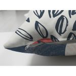 Çift Taraflı Renkli Zemin Üzerinde Yaprak Motifli Dijital Baskılı Modern Süet Yastık Kırlent Kılıfı Realhomes