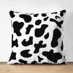 - Suet-K-8104-Gorsel1 - Realhomes Çift Taraflı Beyaz Zeminli Siyah Geometrik Desenli Dijital Baskılı Modern Süet Yastık Kırlent Kılıfı Realhomes