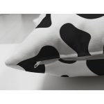 - Suet-K-8104-Gorsel3 - Realhomes Çift Taraflı Beyaz Zeminli Siyah Geometrik Desenli Dijital Baskılı Modern Süet Yastık Kırlent Kılıfı Realhomes