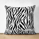 - Suet-K-8105-Gorsel1 - Realhomes Çift Taraflı Beyaz Zeminli Siyah Geometrik Desenli Dijital Baskılı Modern Süet Yastık Kırlent Kılıfı Realhomes