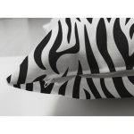 - Suet-K-8105-Gorsel3 - Realhomes Çift Taraflı Beyaz Zeminli Siyah Geometrik Desenli Dijital Baskılı Modern Süet Yastık Kırlent Kılıfı Realhomes