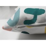 - Suet-K-8161-Gorsel3 - Realhomes Çift Taraflı Beyaz Zeminli Geometrik Desenli Dijital Baskılı Modern Süet Yastık Kırlent Kılıfı Realhomes