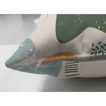 - Suet-K-8162-Gorsel3 - Realhomes Çift Taraflı Beyaz Zeminli Geometrik Desenli Dijital Baskılı Modern Süet Yastık Kırlent Kılıfı Realhomes