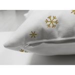 - Suet-K-8201-Gorsel3 - Realhomes Çift Taraflı Beyaz Zemin Üzerinde Gold Detaylı Kartaneli Merry Christmas Yazılı Süet Kırlent Kılıfı Realhomes