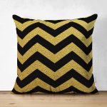 Çift Taraflı Gold Zemin Üzerinde Siyah Geometrik Zigzag Desenli Modern Süet Yastık Kırlent Kılıfı Realhomes