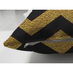 Çift Taraflı Gold Zemin Üzerinde Siyah Geometrik Zigzag Desenli Modern Süet Yastık Kırlent Kılıfı Realhomes