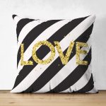 - Suet-K-8212-Gorsel1 - Realhomes Çift Taraflı Beyaz Zemin Üzerinde Siyah Yatay Çizgili Gold Renkli Love Yazılı Süet Kırlent Kılıfı Realhomes