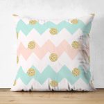 - Suet-K-8218-Gorsel1 - Realhomes Çift Taraflı Beyaz Zemin Üzerinde Renkli Zigzag Desenli Geometrik Desenli Süet Yastık Kırlent Kılıfı Realhomes