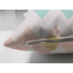 - Suet-K-8218-Gorsel3 - Realhomes Çift Taraflı Beyaz Zemin Üzerinde Renkli Zigzag Desenli Geometrik Desenli Süet Yastık Kırlent Kılıfı Realhomes