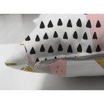 - Suet-K-8228-Gorsel3 - Realhomes Çift Taraflı Beyaz Zemin Üzerinde Renkli Geometrik Desenli Dijital Baskılı Modern Süet Yastık Kılıfı Realhomes