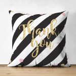 Çift Taraflı Beyaz Zemin Üzerinde Siyah Yatay Çizgili Gold Renkli Yazılı Süet Yastık Kırlent Kılıfı Realhomes