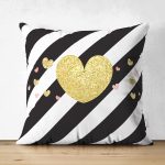 Çift Taraflı Beyaz Zemin Üzerinde Siyah Yatay Çizgili Gold Detaylı Kalp Desenli Süet Kırlent Kılıfı Realhomes