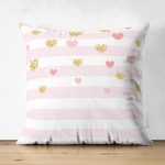 - Suet-K-8247-Gorsel1 - Realhomes Çift Taraflı Beyaz Zemin Üzerinde Pembe Yatay Çizgili Gold Detaylı Kalp Desenli Süet Kırlent Kılıfı Realhomes