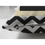 Çift Taraflı Beyaz Zemin Üzerinde Gold Detaylı Siyah Zigzag Desenli Süet Yastık Kırlent Kılıfı Realhomes